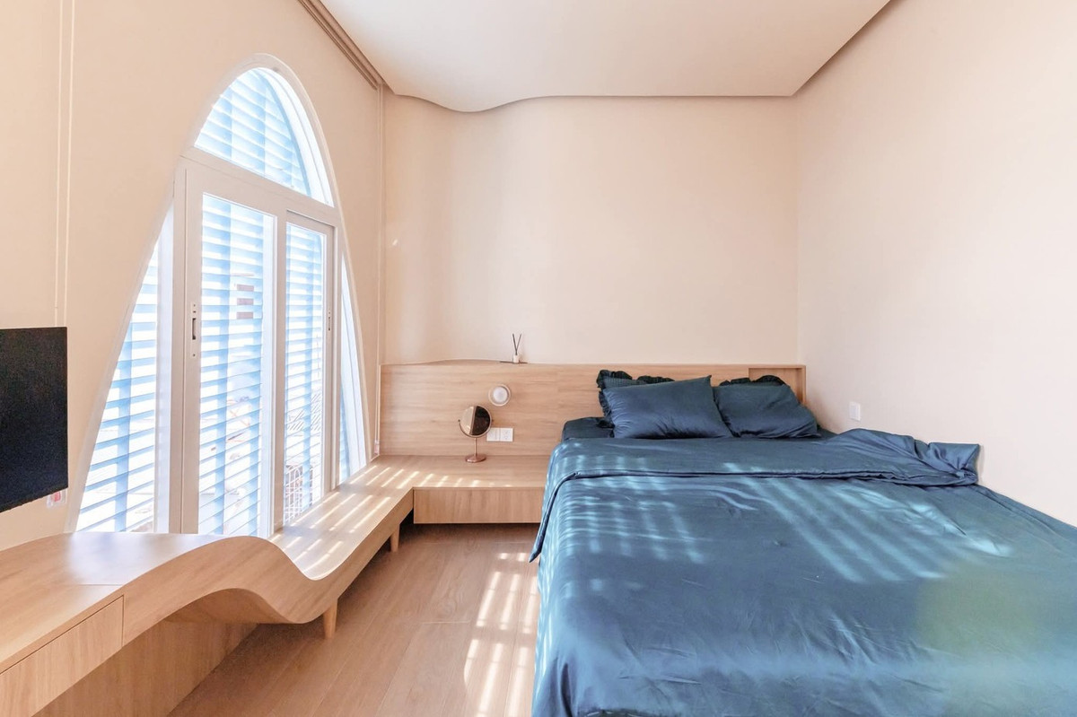 Phòng ngủ liền mạch và ấn tượng với mảng miếng màu sắc quen thuộc của các loại giấy note. Ảnh: Minh Quốc Bùi