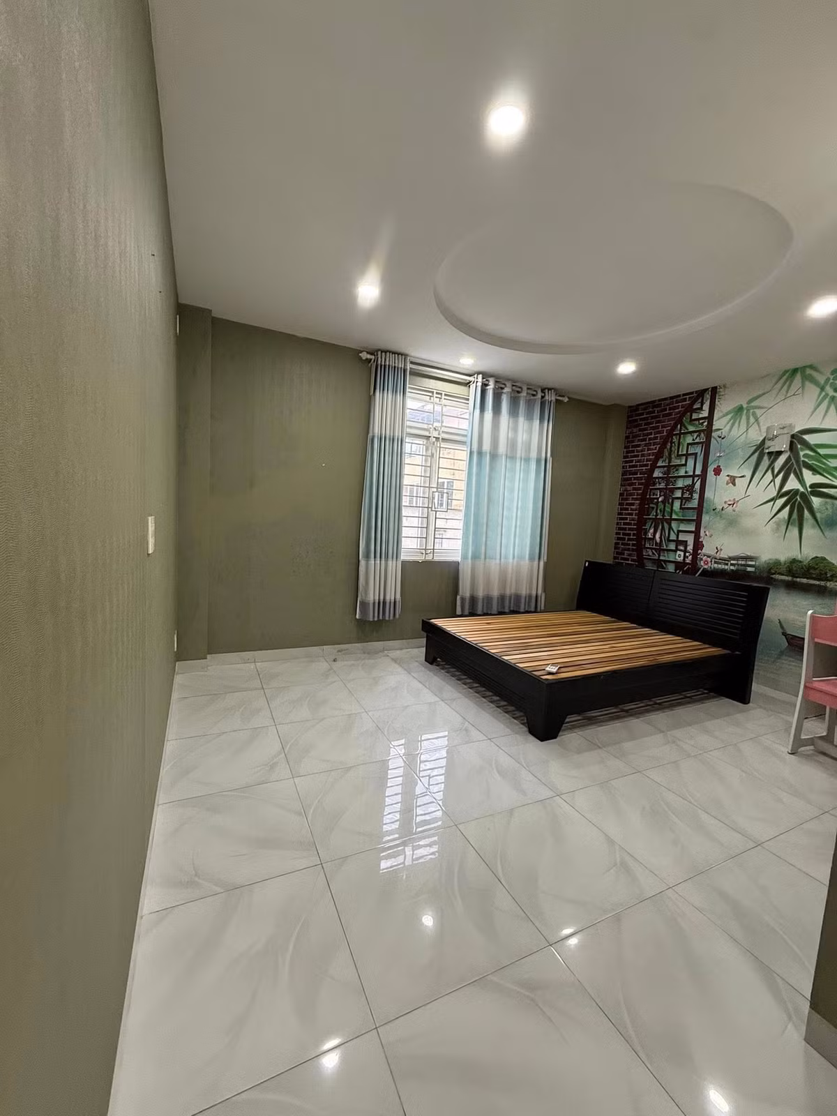 Phòng ngủ đơn giản nhưng thoáng đãng. Ảnh: FBNV