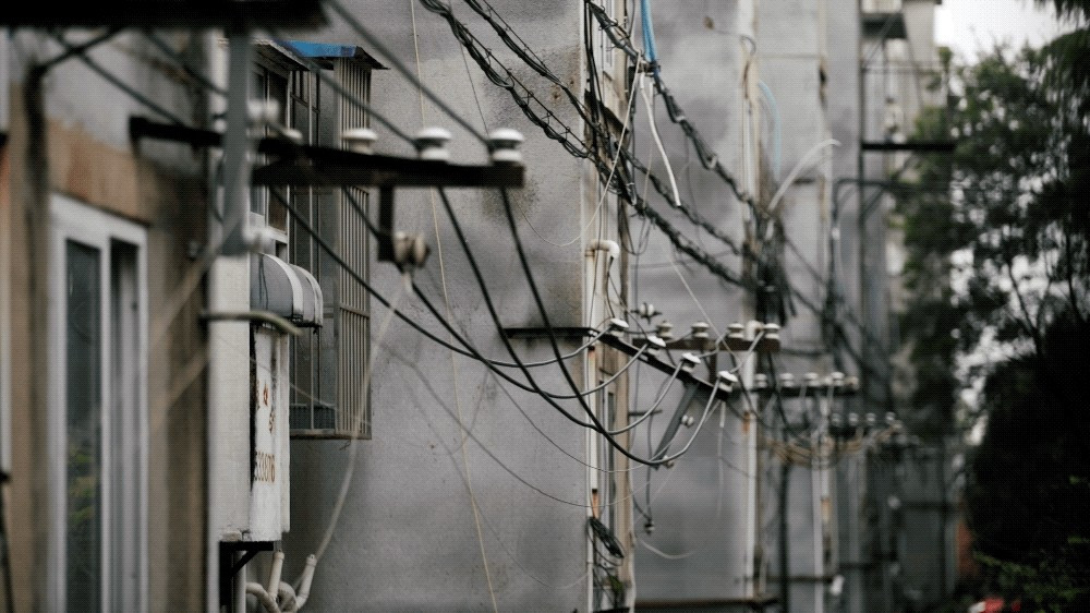 Căn nhà cũ đã xuống cấp, hình dạng méo, nằm tại tầng 1, có sân trước – sân sau, từng bỏ trống hơn nửa năm không ai mua. Ảnh: Weibo