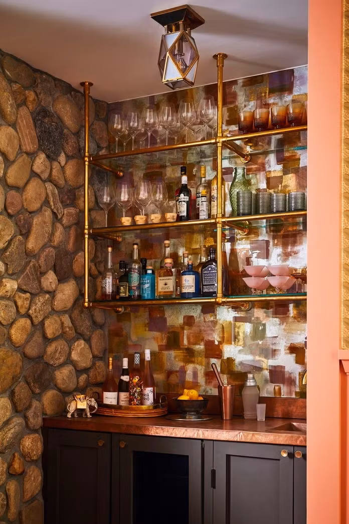 Kệ mở là một giải pháp tuyệt vời cho không gian nhỏ. Kệ mở giúp giảm bớt gánh nặng thị giác mà tủ kín mang lại. Ảnh: Housebeautiful