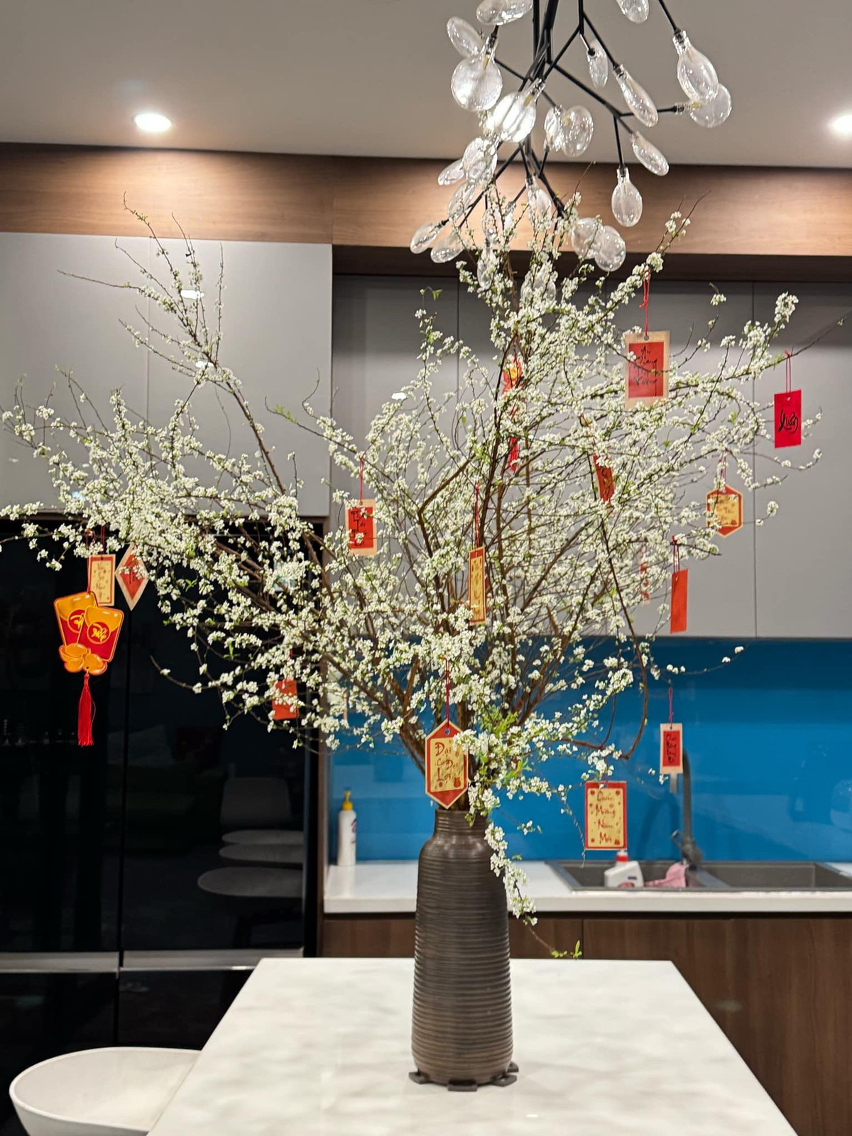 Với sắc trắng tinh khôi, hoa tuyết mai tượng trưng cho sự tinh khiết, khởi đầu mới, kiên trì và thịnh vượng. Ảnh: Facebook