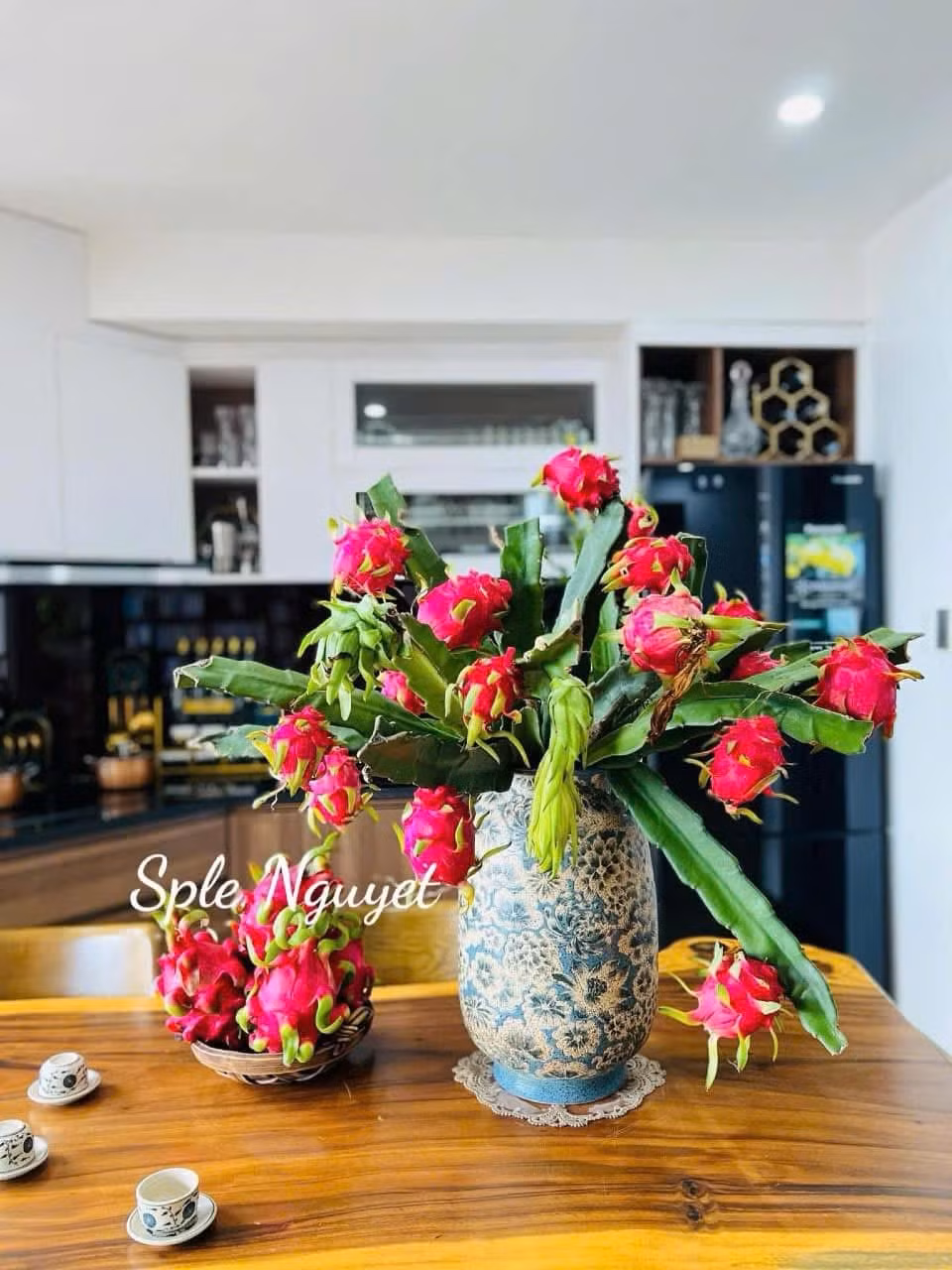 Cành thanh long bản chất là cành rủ, khi cắm lên bình, những vị khách lần đầu đều cảm thấy khó cắm. Ảnh: FB Sple Nguyet