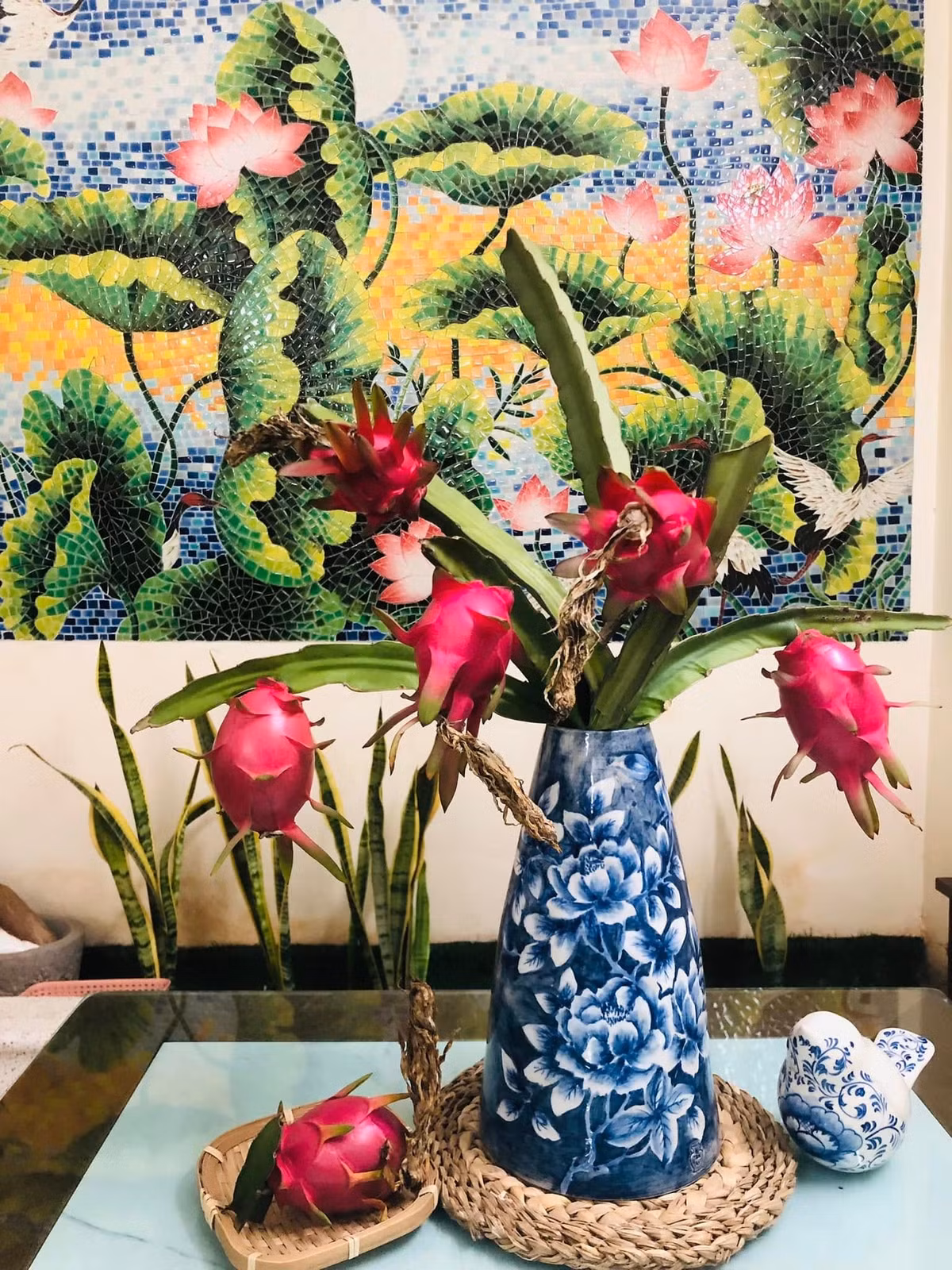 Tuy nhiên, khi cắm xong đều thích thú bởi màu sắc xanh – đỏ của cành, của quả thanh long làm cho không gian nhà sáng lên. Ảnh: FB Mybinh Pham