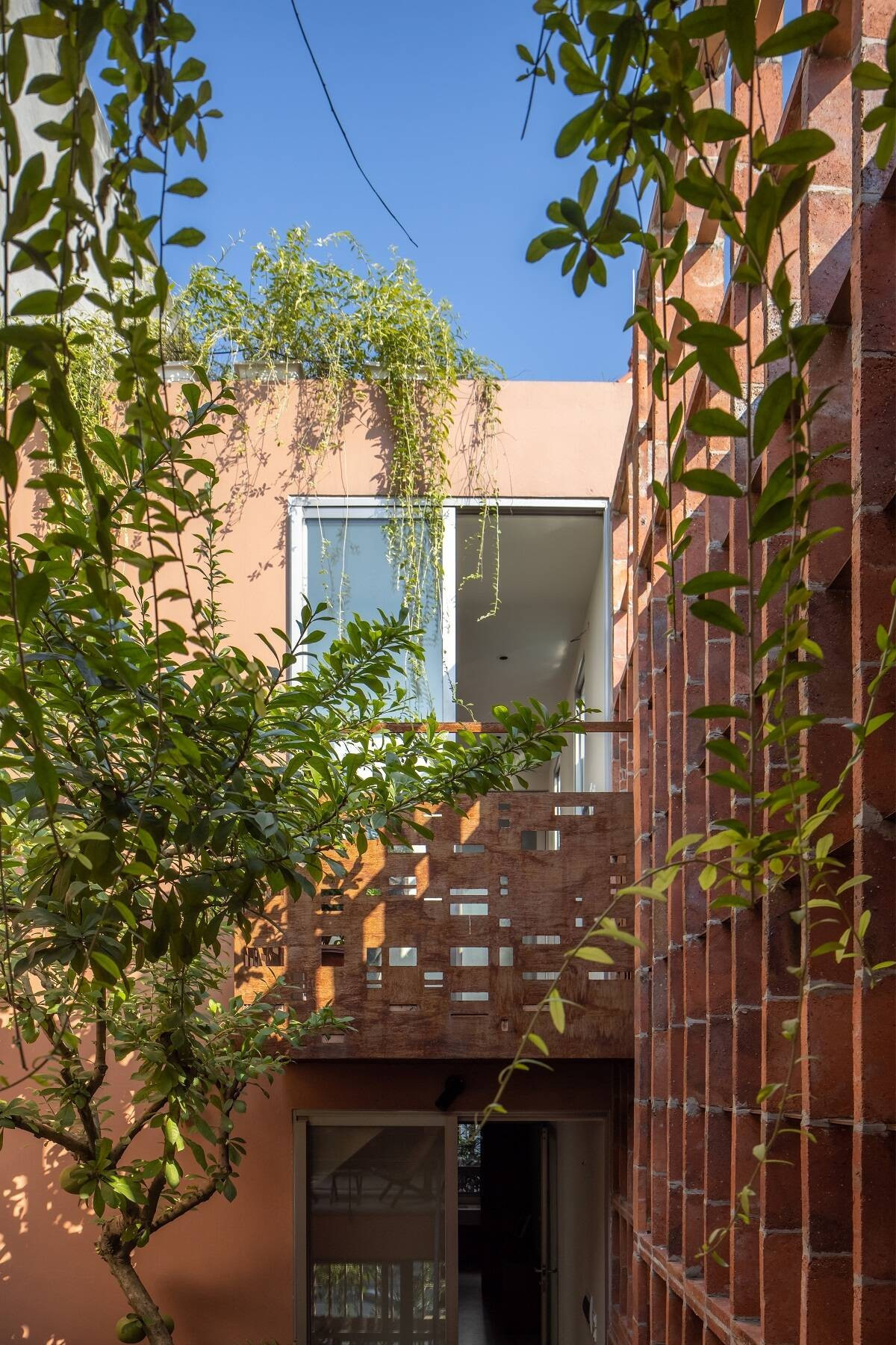 Kiến trúc của ngôi nhà khéo léo tổ chức các “khoảng thở” liên tiếp với giếng trời, vườn nhỏ và những lớp không gian đệm, để ánh sáng, gió và cây xanh len lỏi sâu vào mọi ngóc ngách. Ảnh: Hoang le