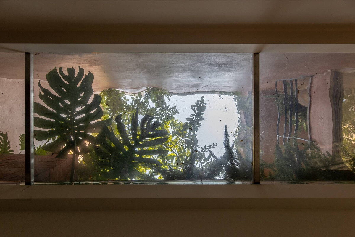 Khoảng vườn này tạo sự liên kết mềm giữa các không gian trong và ngoài nhà. Ảnh: Hoang le