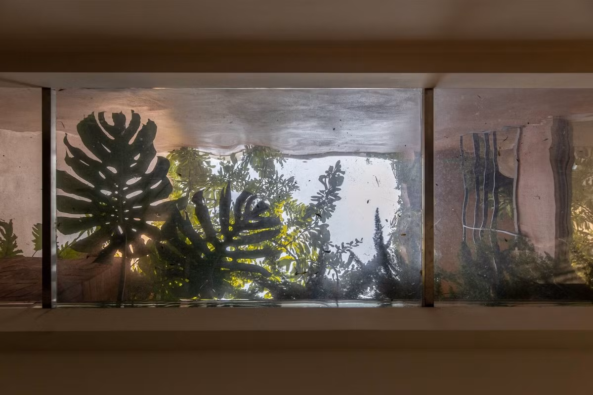 Khoảng vườn này tạo sự liên kết mềm giữa các không gian trong và ngoài nhà. Ảnh: Hoang le