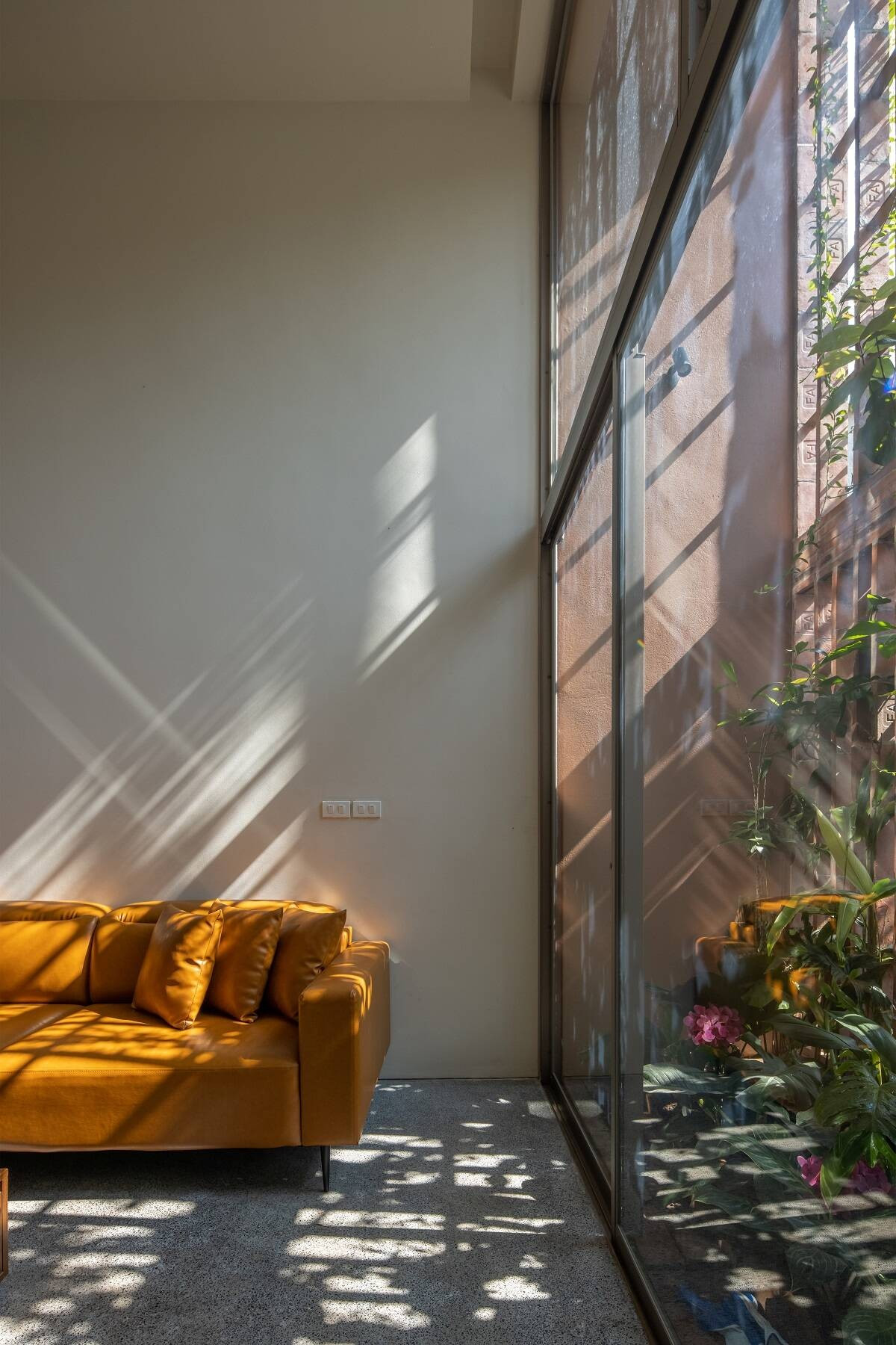 Khối phía sau gồm 3 tầng, mỗi tầng bố trí một phòng ngủ cho từng thế hệ. Ảnh: Hoang le