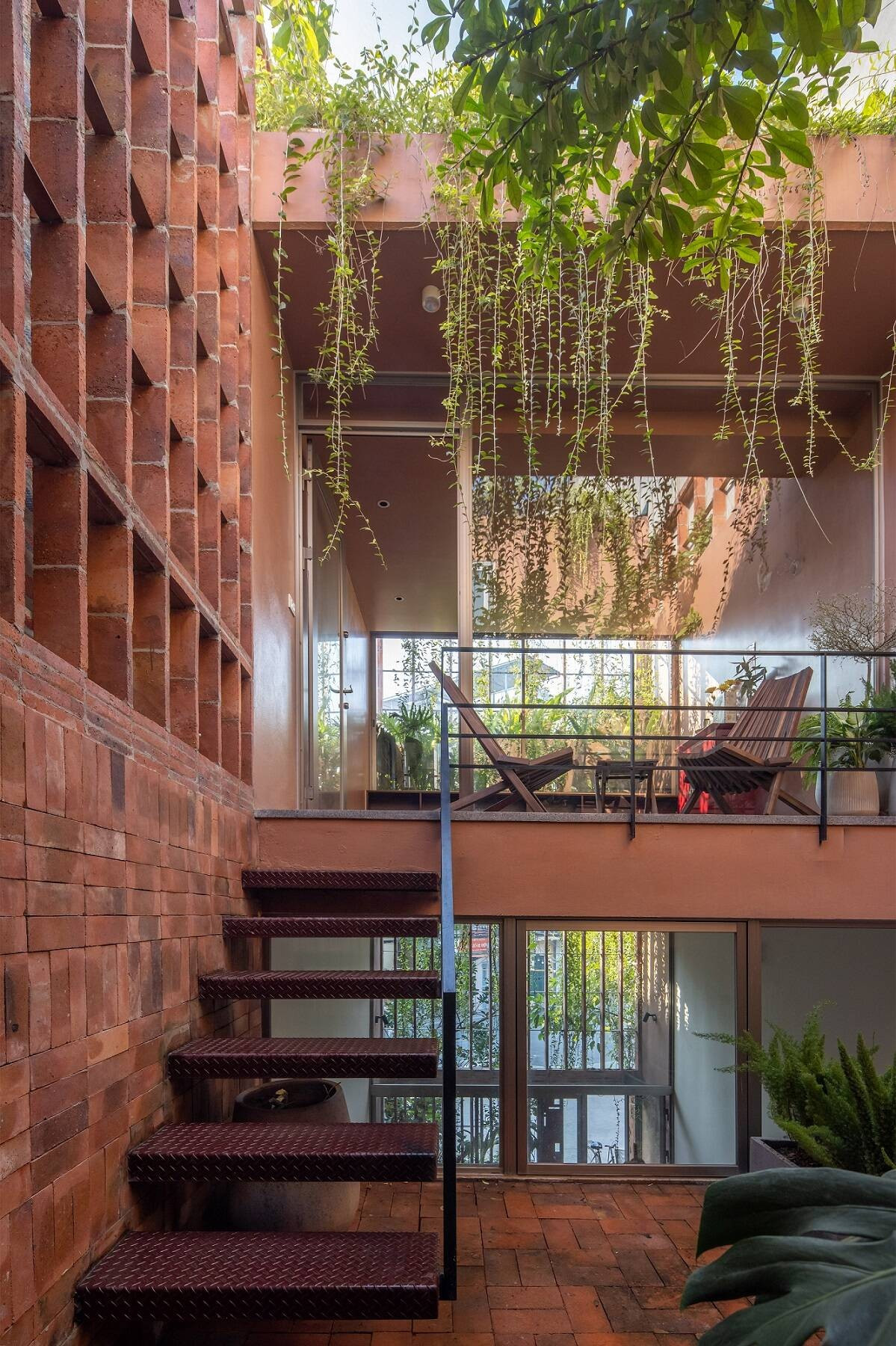 Thiết kế không chỉ đảm bảo sự riêng tư cần thiết cho từng thành viên mà còn tạo ra những điểm giao tiếp tự nhiên, giúp các thành viên trong gia đình dễ dàng gắn kết trong sinh hoạt thường ngày. Ảnh: Hoang le