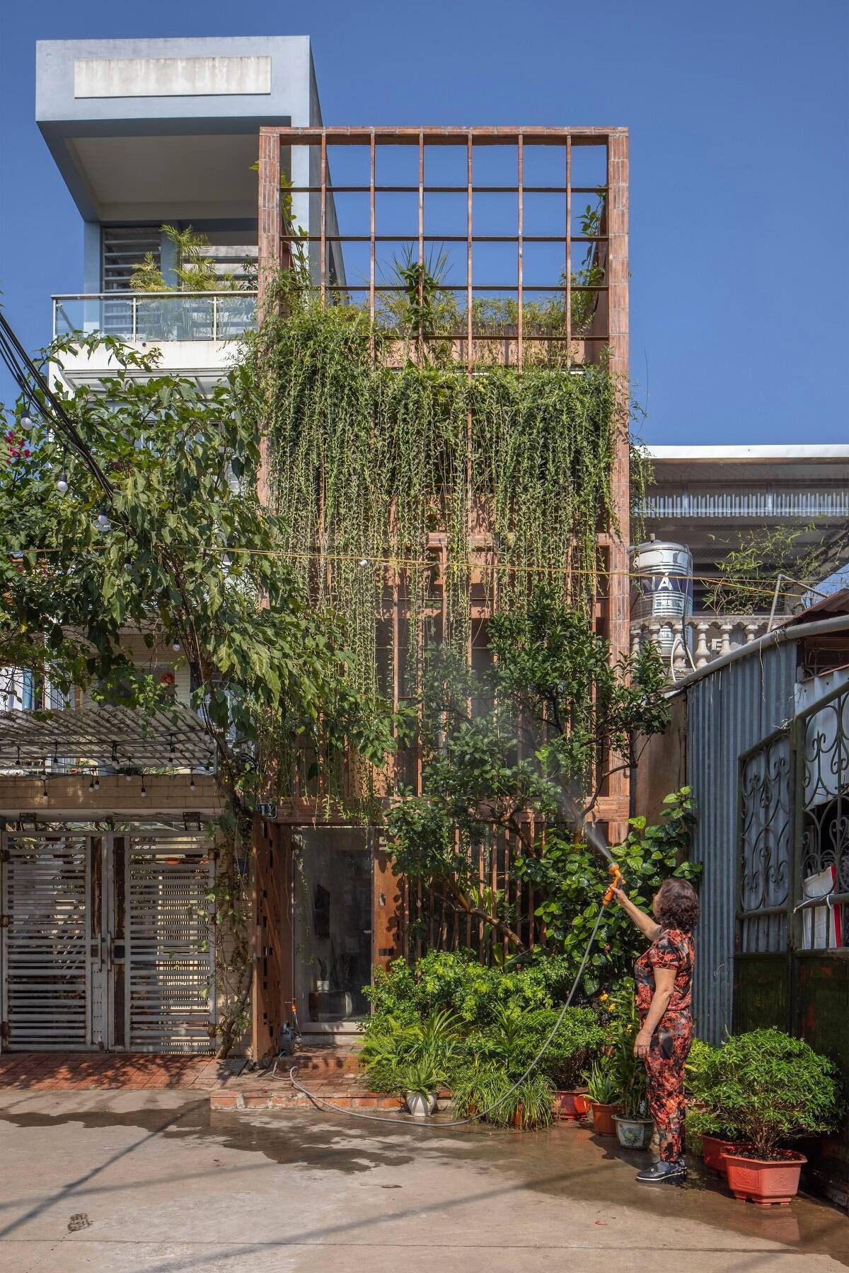 Tọa lạc tại Hà Nội, Nhà Yên Viên được thiết kế dành cho gia đình 3 thế hệ gồm bà, bố mẹ và hai con. Ảnh: Hoang le