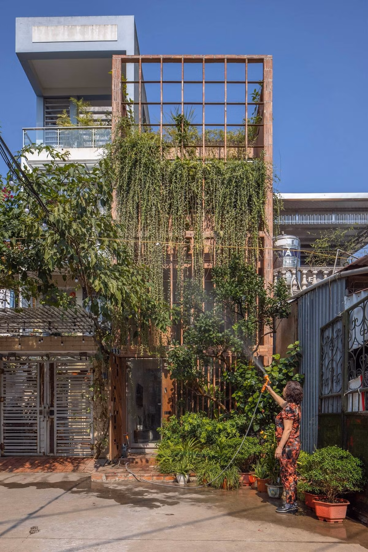 Tọa lạc tại Hà Nội, Nhà Yên Viên được thiết kế dành cho gia đình 3 thế hệ gồm bà, bố mẹ và hai con. Ảnh: Hoang le