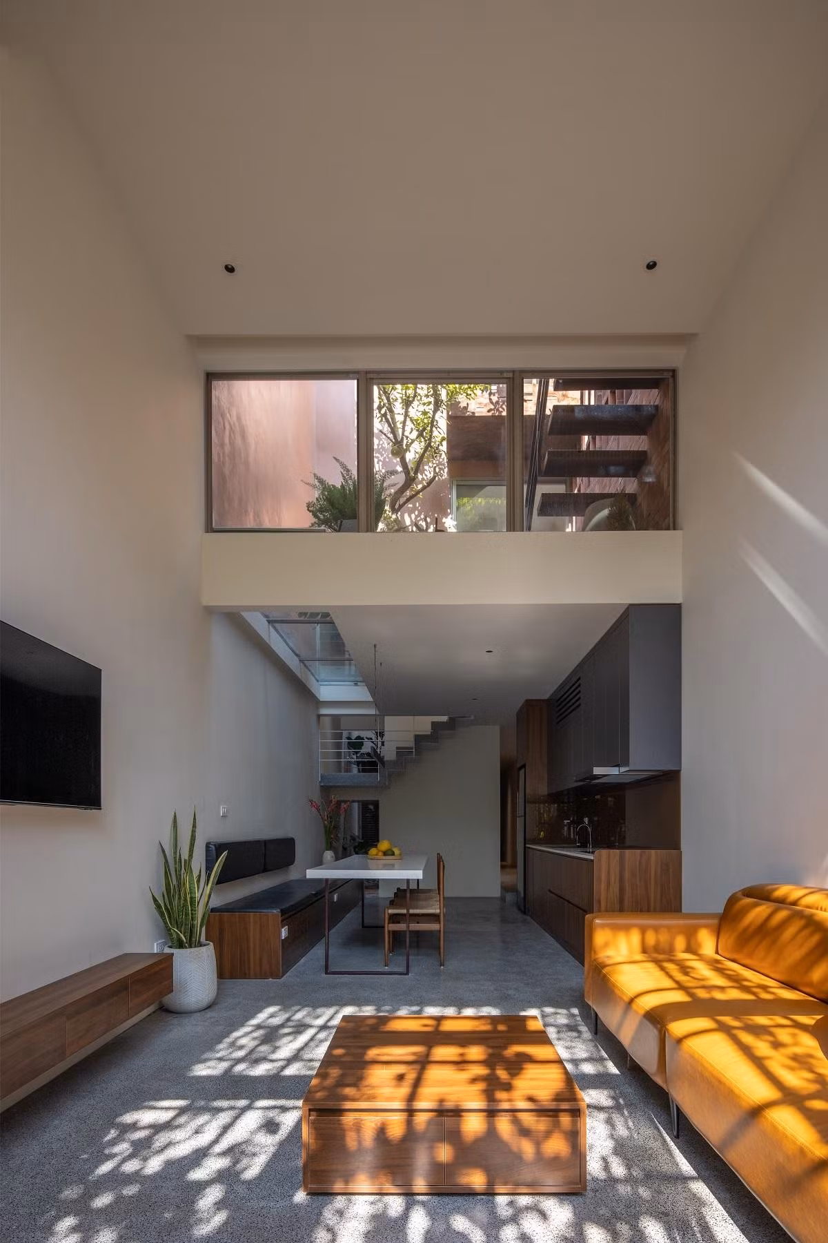 Không gian ngôi nhà được chia thành hai phần chính. Khối phía trước là khu vực sinh hoạt chung, đóng vai trò như không gian công cộng của gia đình. Ảnh: Hoang le