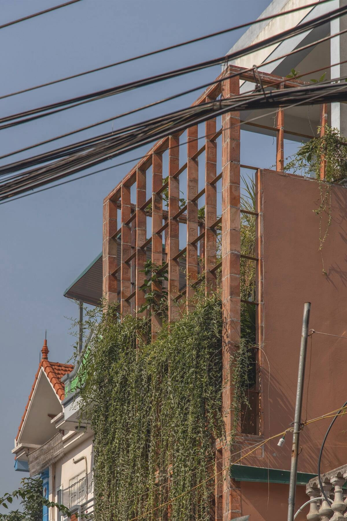 Vật liệu thô mộc thân thiện với văn hóa Bắc bộ được kế thừa từ không gian nhà ở ba gian truyền thống đã dần mất đi trong cuộc sống hiện đại. Ảnh: Hoang le