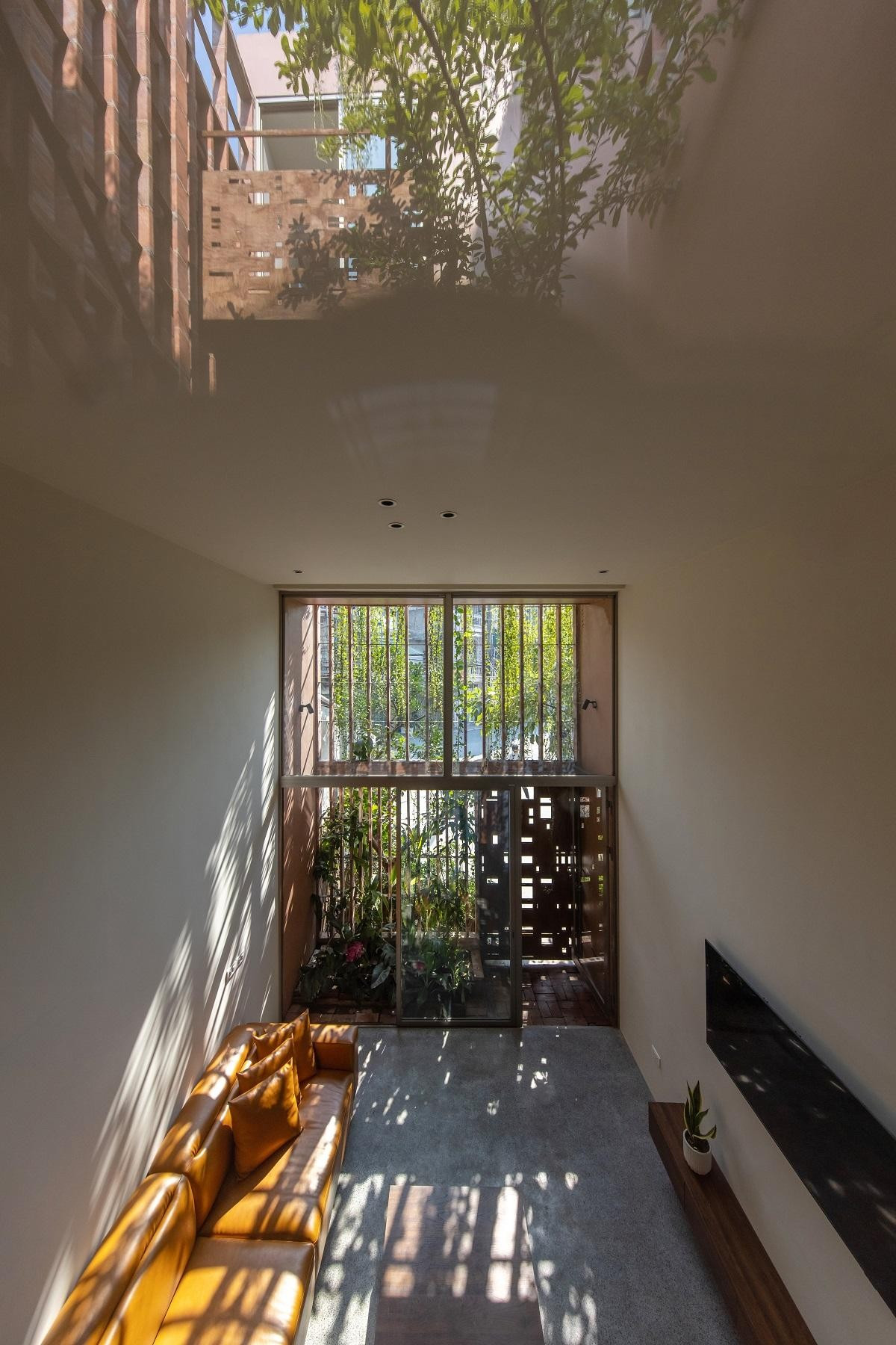 Các không gian sinh hoạt được thiết kế với cao độ linh hoạt, làm tăng cảm giác rộng rãi hơn so với cách chia tầng truyền thống thường thấy ở nhà ống. Ảnh: Hoang le