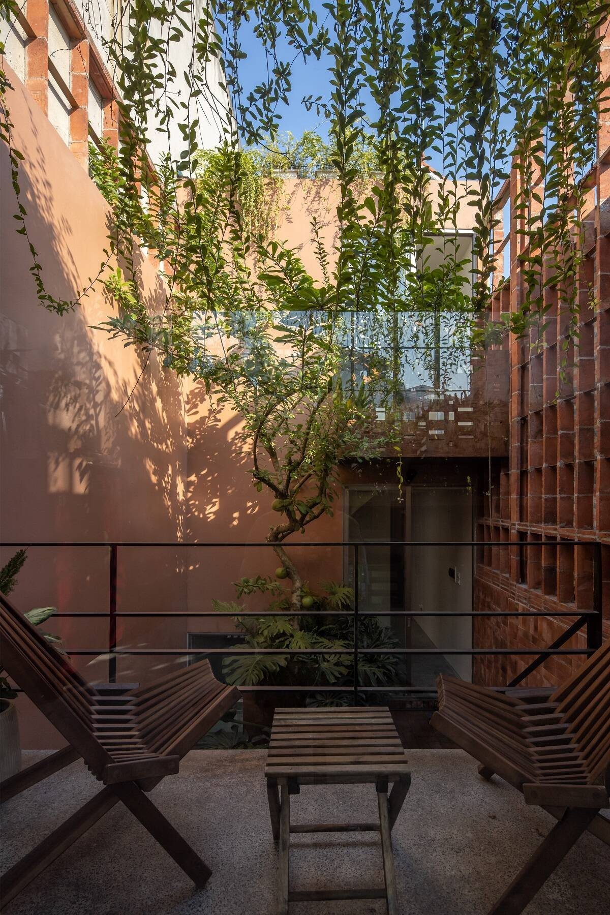 Thay vì phát triển theo chiều ngang, ngôi nhà được tổ chức theo chiều đứng, tận dụng tối đa diện tích đất hạn chế nhưng vẫn đảm bảo sự phân tách rõ ràng giữa các nhóm không gian công cộng và riêng tư. Ảnh: Hoang le