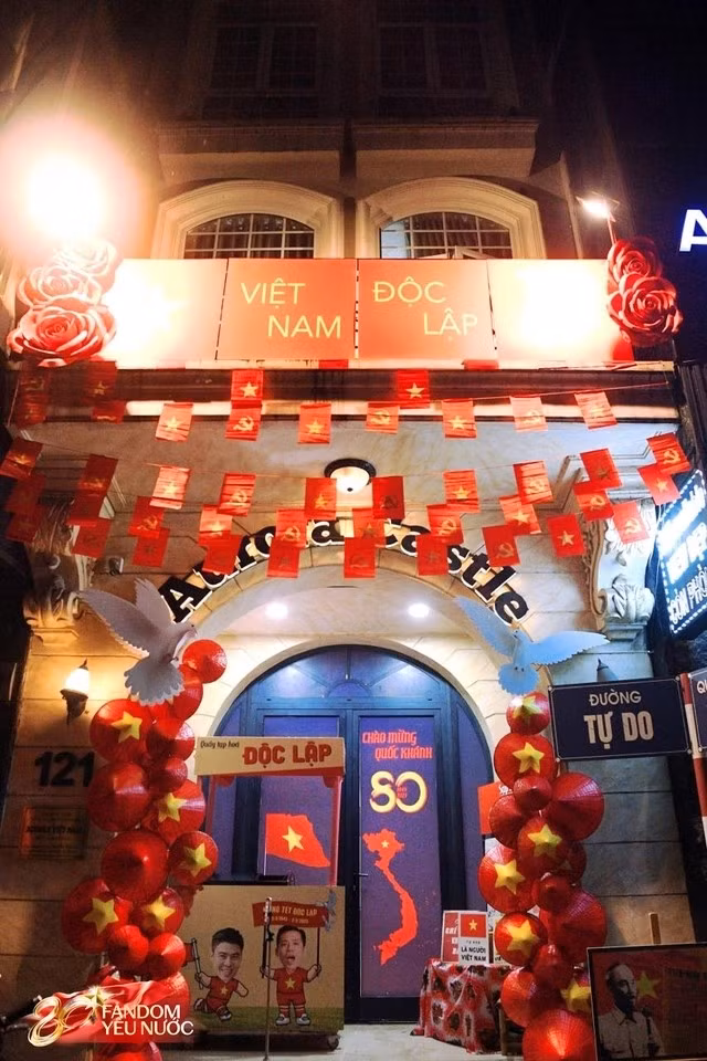 Khoảng sân nhỏ trước nhà góp thêm sắc màu cho ngày lễ lớn. Ảnh: FBNV