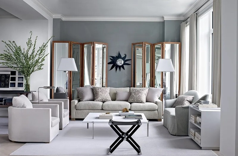 Khi mới bàn giao, sofa xám, gạch bóng xám, tường xám...trông rất hiện đại. Nhưng sống lâu, nhiều gia chủ cảm thấy không gian lạnh lẽo, thiếu sinh khí, càng ở càng ngột ngạt...Ảnh: Architectural Digest