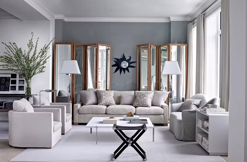 Khi mới bàn giao, sofa xám, gạch bóng xám, tường xám...trông rất hiện đại. Nhưng sống lâu, nhiều gia chủ cảm thấy không gian lạnh lẽo, thiếu sinh khí, càng ở càng ngột ngạt...Ảnh: Architectural Digest