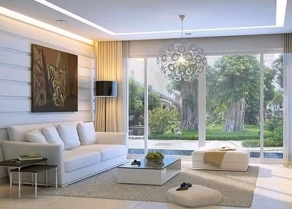 Cửa kính lớn trong suốt được ưa chuộng vì mang lại cảm giác mở rộng không gian, tận dụng ánh sáng tự nhiên. Ảnh: Kính Việt Nhật Hải Long