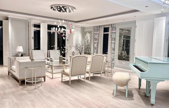 Tầng 1 là khu vực phòng khách với 2 ban công; Tầng 2 là khu vực phòng ngủ master, bếp, phòng ăn và phòng giặt đồ cùng ban công lớn. Ảnh: FBNV