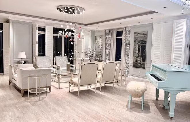 Tầng 1 là khu vực phòng khách với 2 ban công; Tầng 2 là khu vực phòng ngủ master, bếp, phòng ăn và phòng giặt đồ cùng ban công lớn. Ảnh: FBNV