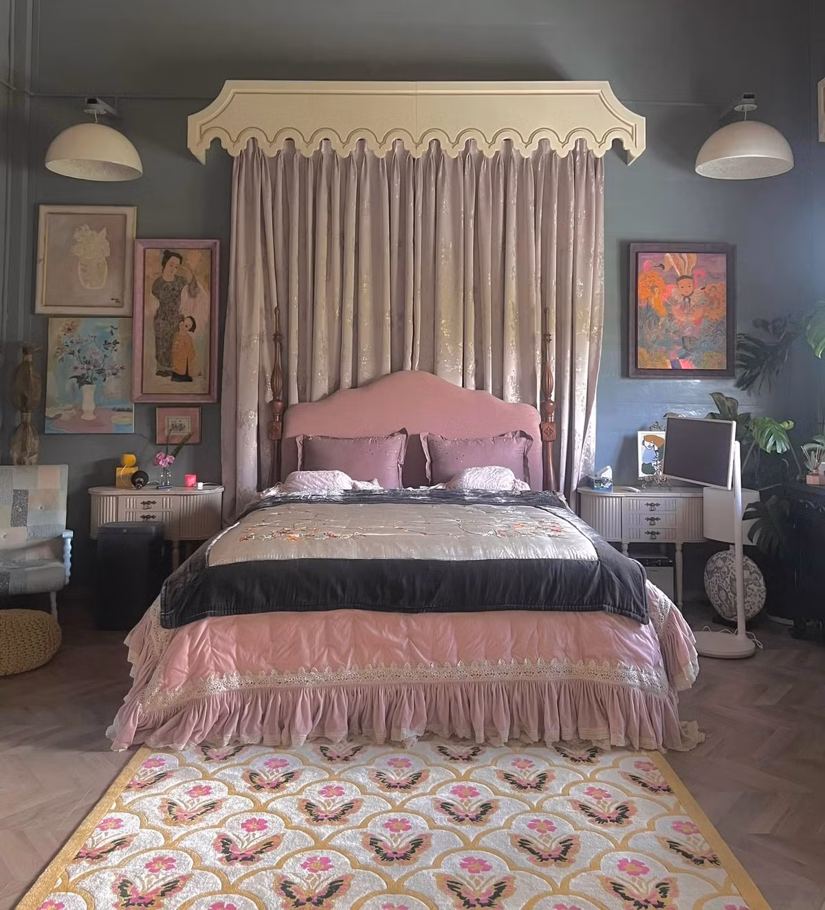 Phòng ngủ mang đậm phong cách vintage với tông hồng pastel ngọt ngào. Ảnh: FBNV