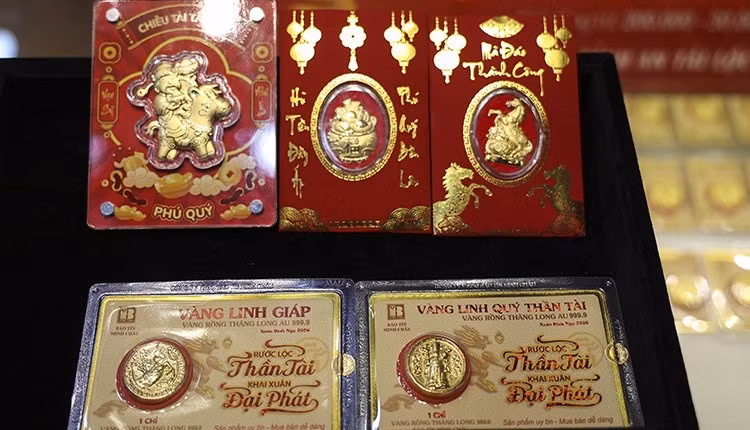 Các sản phẩm vàng miếng bản vị nhỏ như túi tiền, đồng tiền, Thần Tài cưỡi ngựa...được thiết kế nhỏ gọn, dễ bảo quản. Ảnh: Báo Tin tức