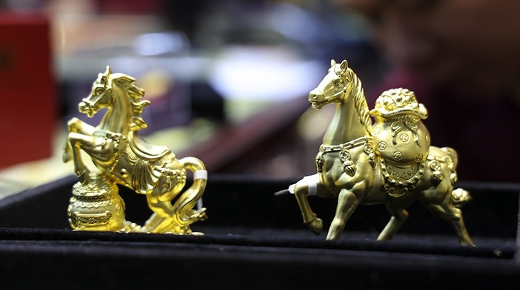 Linh vật Kim Mã, Thiên Mã 24K được chế tác tinh xảo, thu hút khách hàng ngày vía Thần Tài. Ảnh: Báo Tin tức