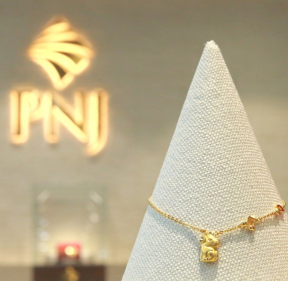 Nhiều mẫu trang sức vàng hình linh vật ngựa được thiết kế nhỏ gọn, có tính thẩm mỹ cao cũng hút khách. Ảnh: Nhân dân