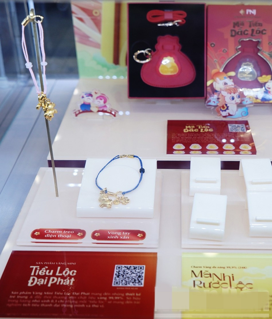 “Túi mù” với sản phẩm Blindbox Vàng 99,99% Mã tiến đắc lộc mới lạ của PNJ. Ảnh: Nhân dân