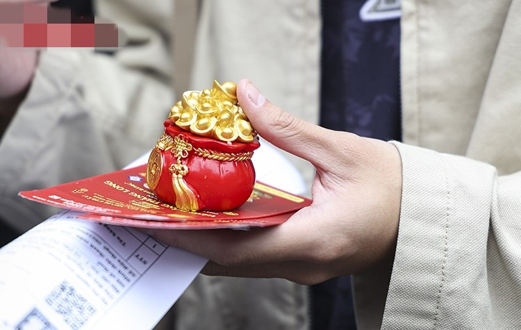 Sản phẩm túi tiền tài lộc mạ vàng tượng trưng cho sung túc, đủ đầy trong năm mới. Ảnh: Báo Tin tức