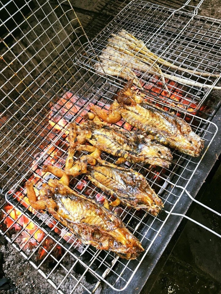 Dông cát có thể chế biến thành nhiều món ngon như nướng muối ớt, hấp sả gừng, cháo dông, gỏi dông, chiên bơ tỏi...Ảnh: Internet