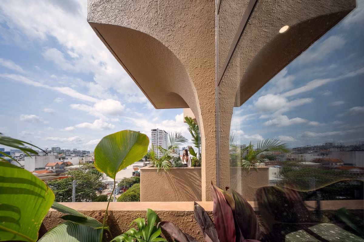 Lõi giao thông thẳng đứng được đẩy ra phía sau công trình, nhường toàn bộ mặt tiền cho không gian sử dụng chính. Ảnh: Sonmeo Nguyen Art Studio