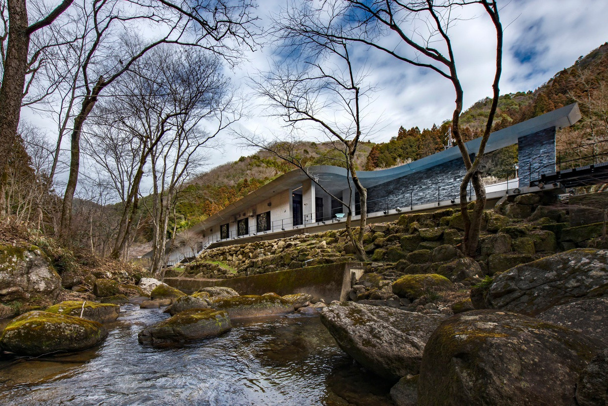 Công trình lựa chọn kết cấu bê tông, áp dụng triệt để đặc tính cách nhiệt và lưu giữ nhiệt của vật liệu nhằm duy trì nhiệt độ ổn định quanh năm mà không cần sử dụng điều hòa. Ảnh: T Architects Co.