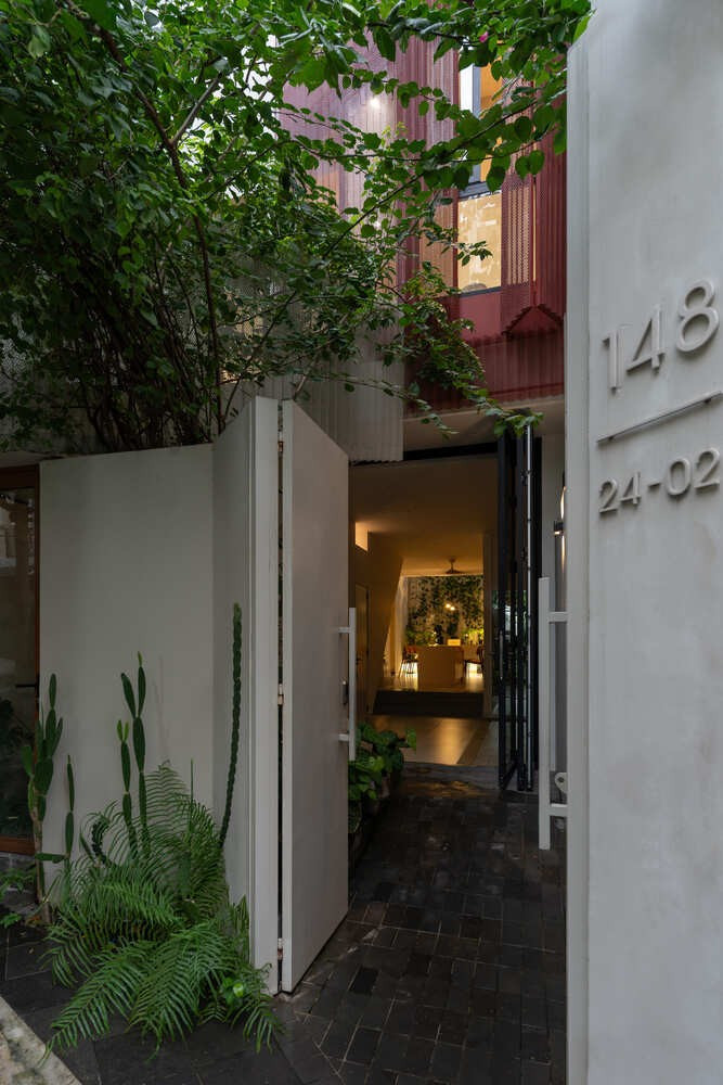 Dựa trên hình khối bất thường của khu đất, kiến trúc sư đã tạo ra mặt tiền lùi vào được tạo thành từ các mặt phẳng so le, sử dụng các đường chéo làm ngôn ngữ hình ảnh chủ đạo. Ảnh: Quang Dam