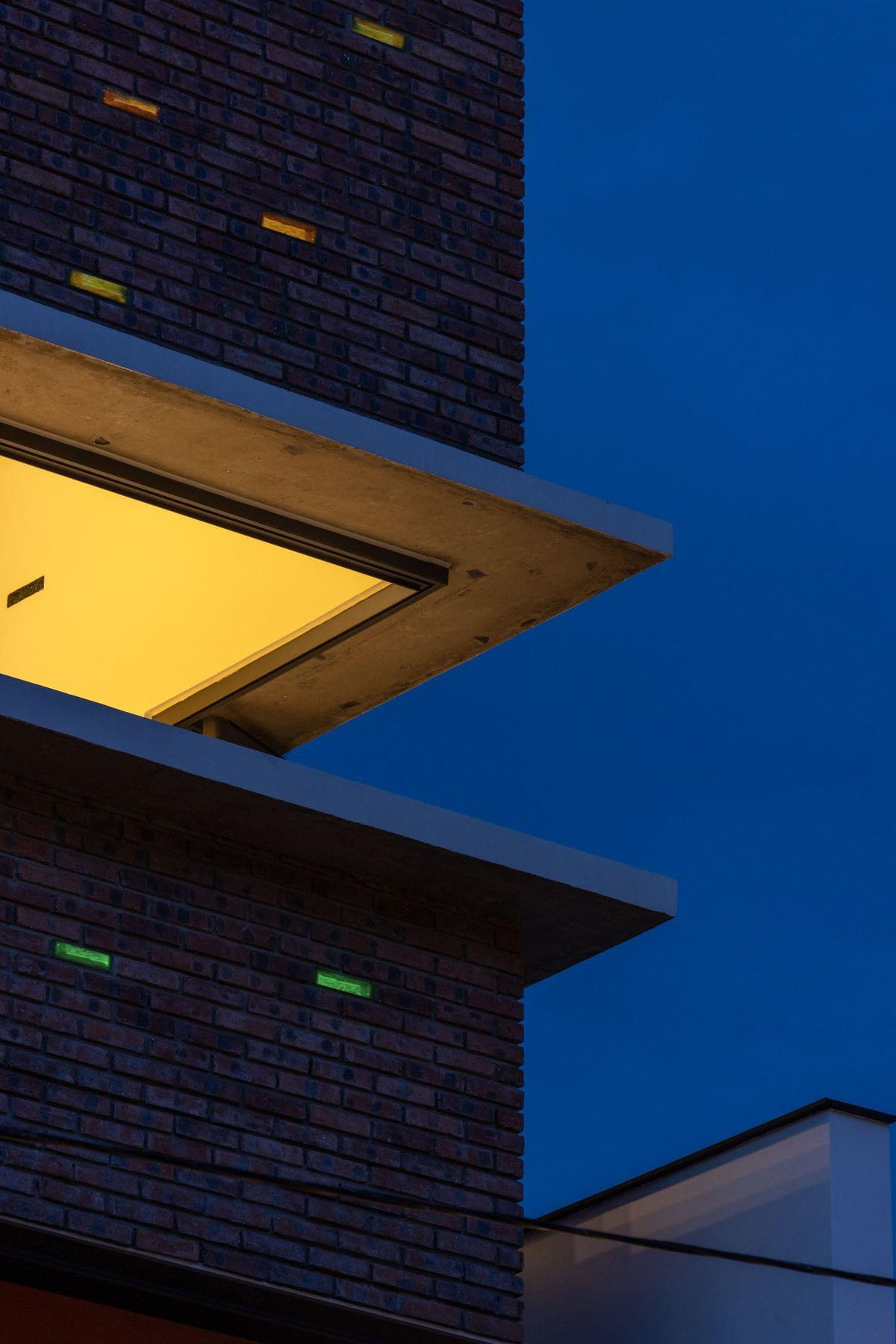 Ban đêm, ánh sáng từ bên trong xuyên qua từng ô gạch kính, tạo hiệu ứng “những hạt gạo ngũ sắc”, hình ảnh vừa quen thuộc vừa đậm chất thơ đô thị. Ảnh: Hoangle