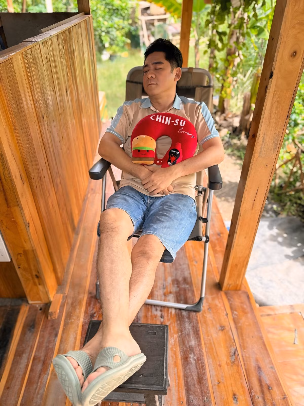 Nhóm thợ của nam tài tử mất 10 ngày để thi công căn nhà khung thép, tường gỗ và mái tranh. Ảnh: FB Huỳnh Anh Tuấn