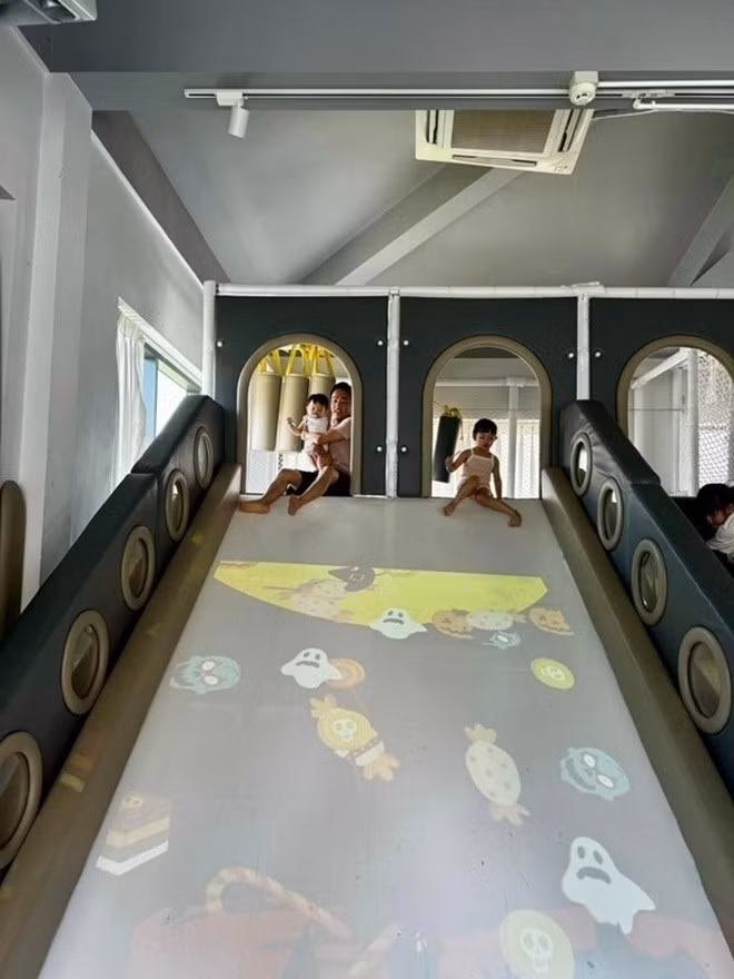 Nam doanh nhân còn thiết kế một khu vui chơi cho các con ngay trong nhà. Ảnh: FBNV