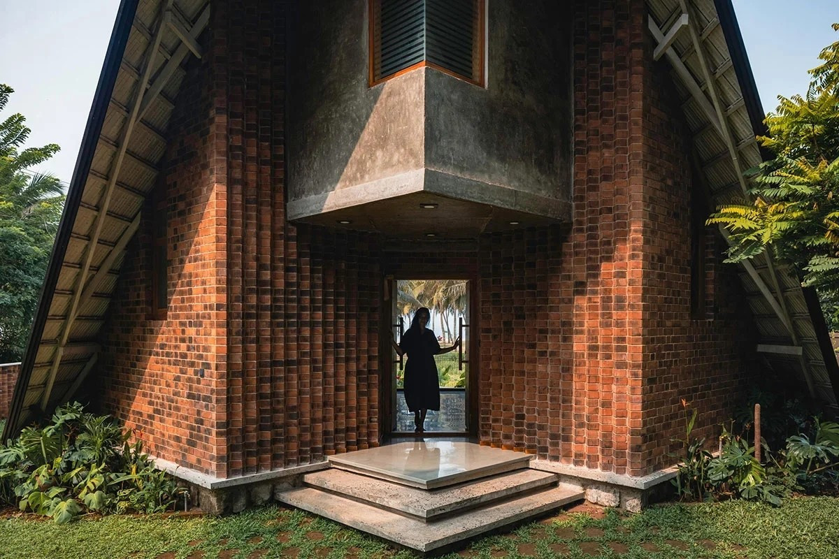 Không gian được xếp theo một trục xuyên suốt: cổng đến sảnh dẫn vào phòng khách rồi đến sàn ngoài trời hướng ra biển, giúp gia chủ dễ dàng ngắm cảnh bên ngoài. Ảnh: Bhoomija