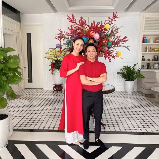 Không gian bên trong biệt thự có tông trắng, nâu chủ đạo và xen kẽ cây xanh. Ảnh: FBNV