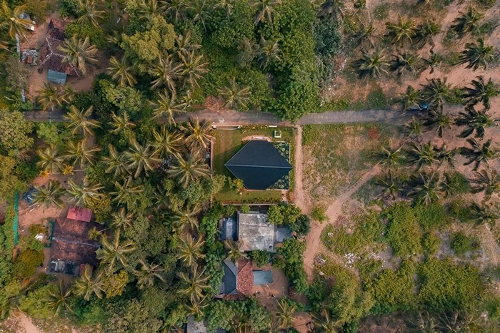 Nằm cách bờ biển Arab khoảng 170m, tại Thrissur (Ấn Độ), căn biệt thự nằm trên khu đất khoảng 344m2, diện tích xây dựng tối đa 93m2. Ảnh: Bhoomija