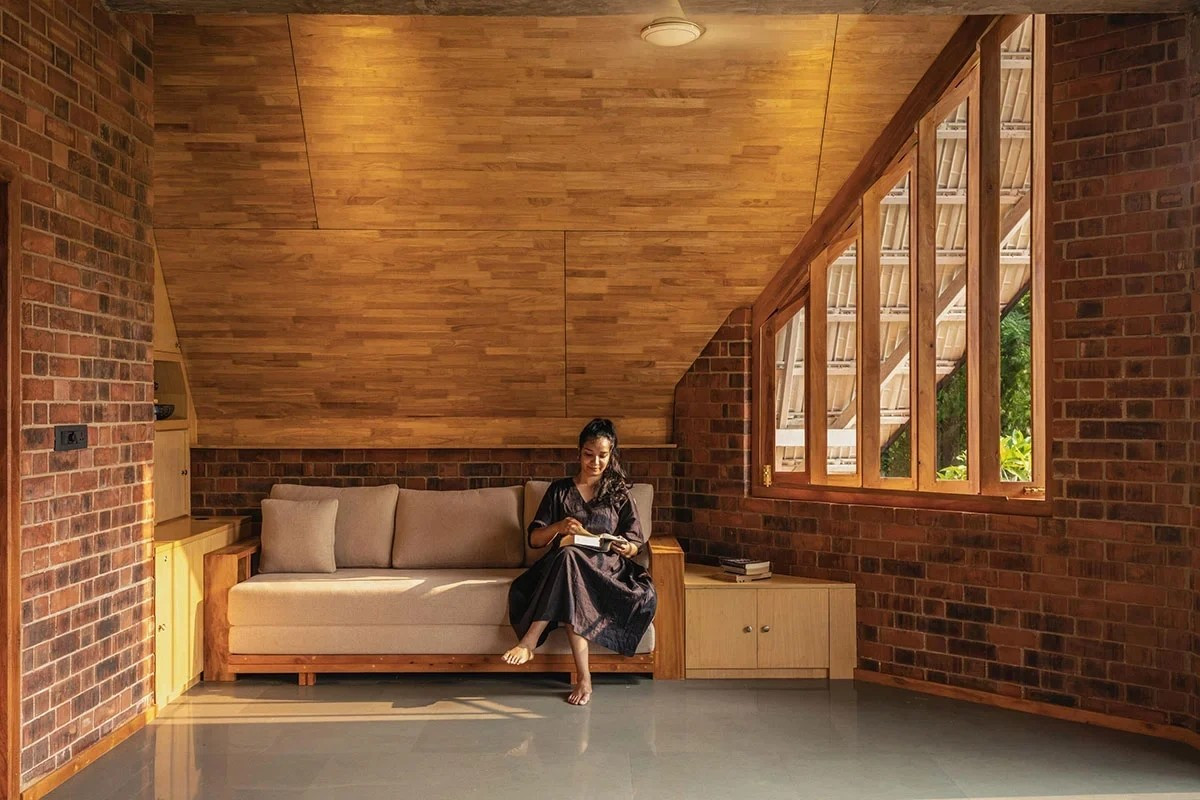 Toàn bộ tầng trên bố trí phòng ngủ, vệ sinh khép kín và ban công rộng nhìn thẳng ra biển. Ảnh: Bhoomija