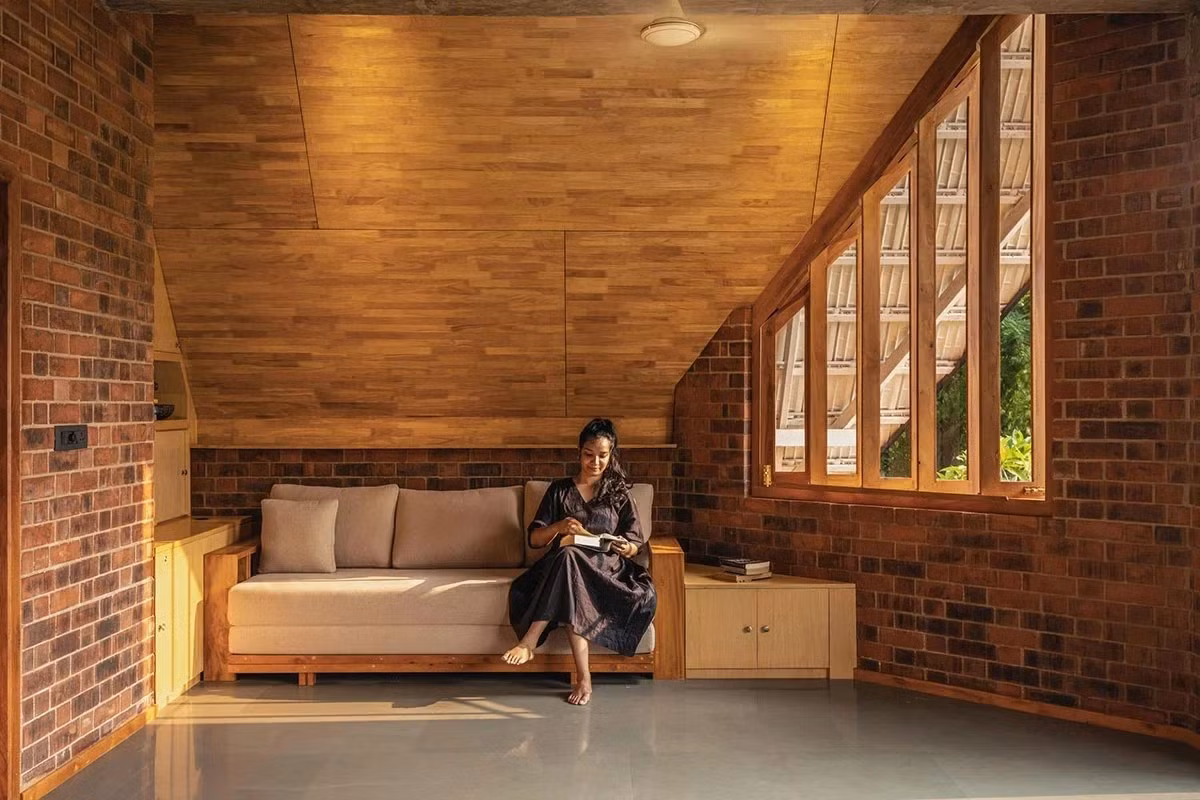 Toàn bộ tầng trên bố trí phòng ngủ, vệ sinh khép kín và ban công rộng nhìn thẳng ra biển. Ảnh: Bhoomija