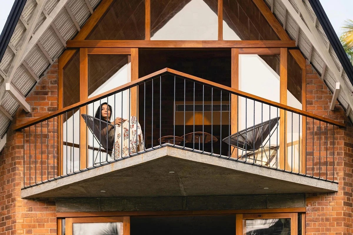 Ban công nhô ra như một khối bê tông mảnh vươn về phía biển. Đây là khoảng nghỉ lý tưởng để ngắm bình minh hoặc hoàng hôn ven biển. Ảnh: Bhoomija