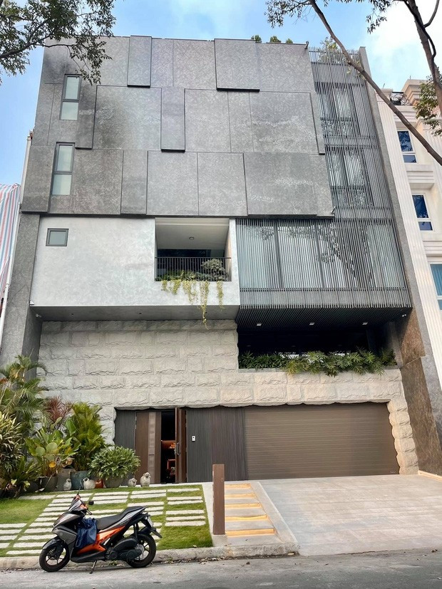 Mặt tiền căn biệt thự như một khách sạn sang trọng với tone màu xám - đen ấn tượng. Phía trước có đoạn dốc thoai thoải để dễ di chuyển siêu xe gầm thấp vào nhà. Ảnh: FBNV