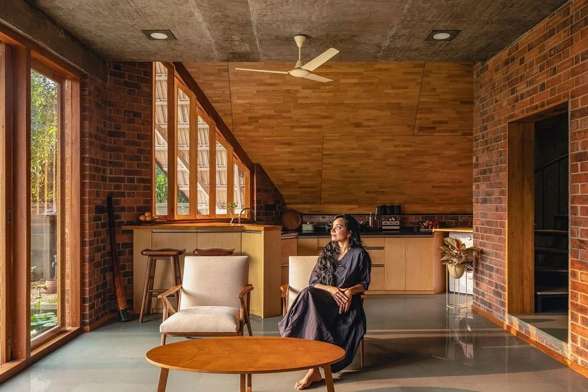 Khu bếp bố trí lệch khỏi trục chính, ẩn sau mảng lam và vách gỗ. Ảnh: Bhoomija