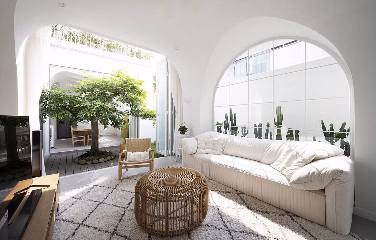 Ngôi nhà 3 tầng được bố trí hợp lý, mỗi không gian phục vụ chức năng riêng biệt. Tầng trệt là không gian sinh hoạt chung gồm phòng khách, bếp và phòng thiền. Ảnh: Goku