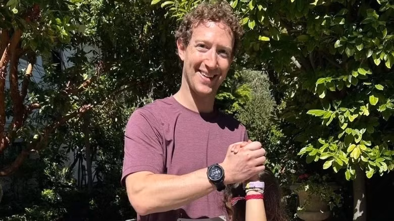 Zuckerberg sử dụng xe đạp tập thể dục Peloton, loại xe có giá cao cấp, giá từ 1.445 đến 2.495 USD và phí đăng ký hàng tháng 44 USD. Ảnh: BI