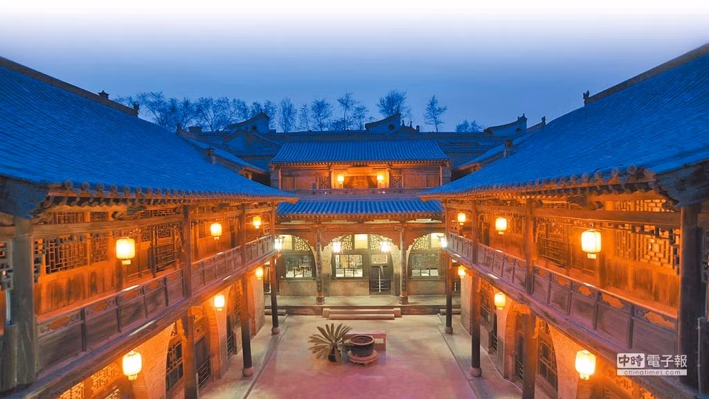 Sân biệt phủ nhà họ Vương về đêm. Ảnh: Chinatimes