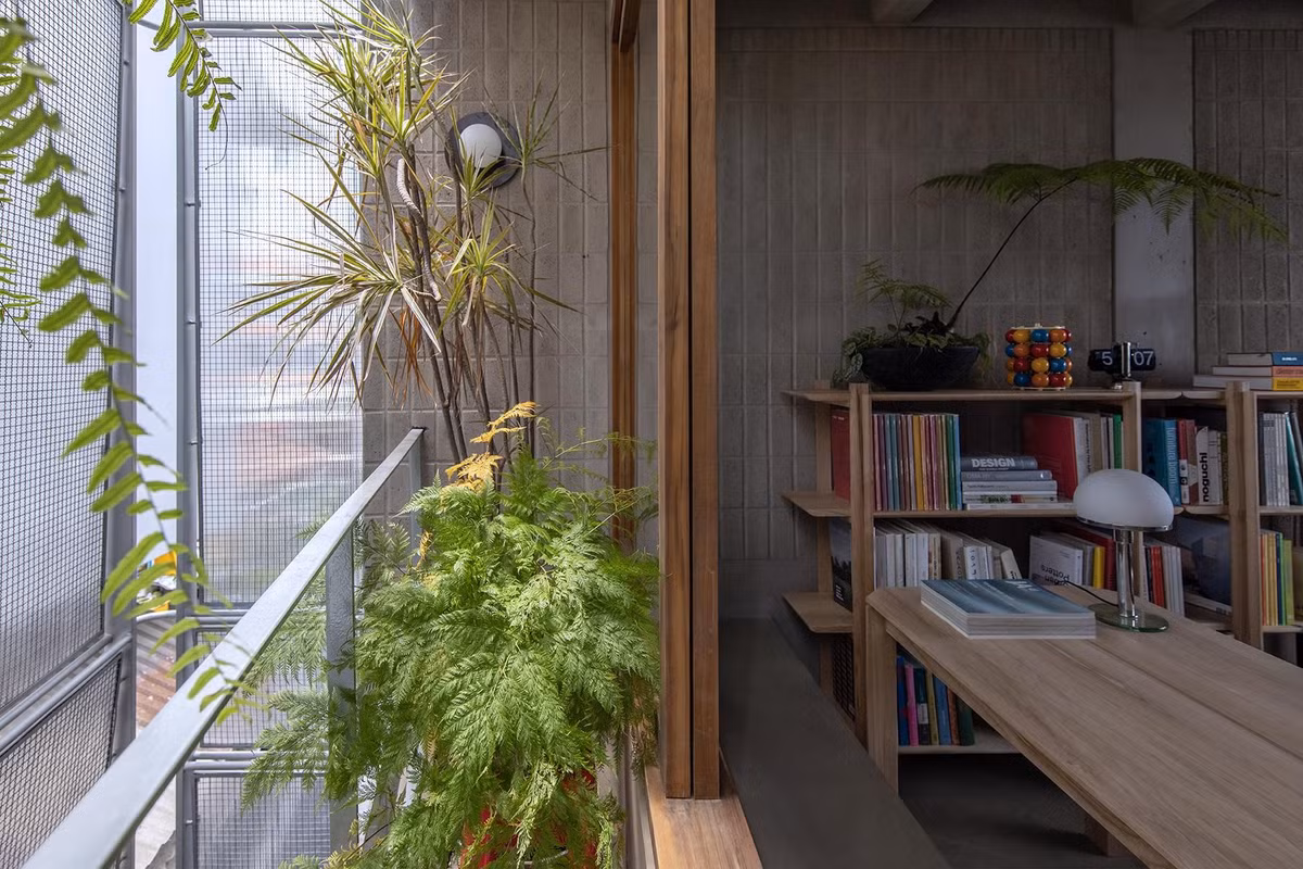 Nội thất gỗ giúp cân bằng cảm giác thô của vật liệu bê tông. Ảnh: atelier tho.A