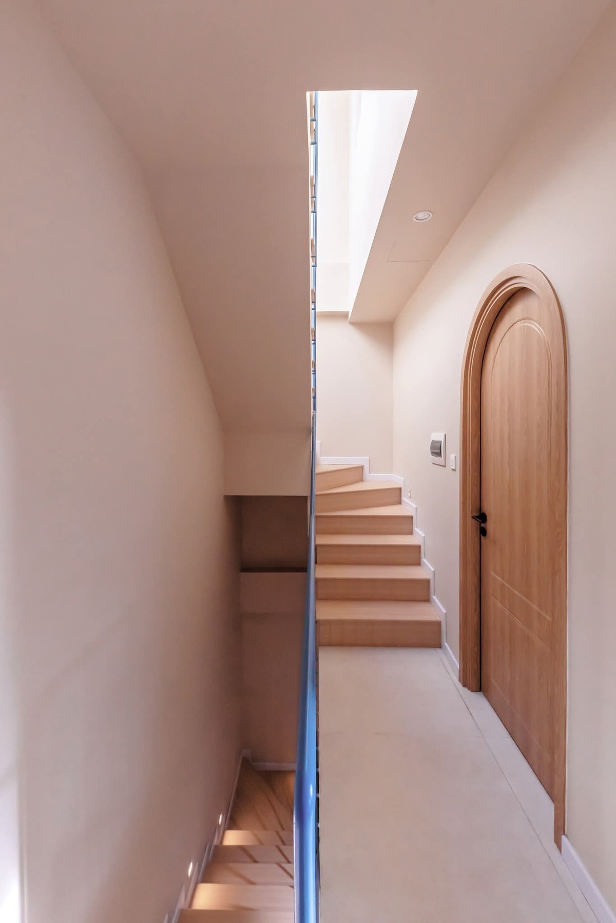 Khu vực cầu thang ngập ánh sáng. Ảnh: Minh Quốc Bùi